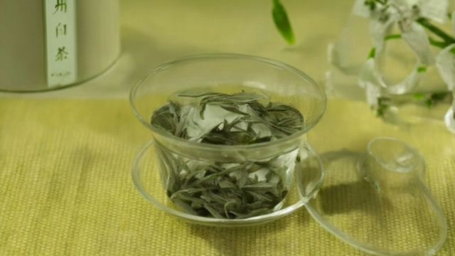 女性喝白茶的危害：健康隐患大揭秘，警惕身体潜在风险