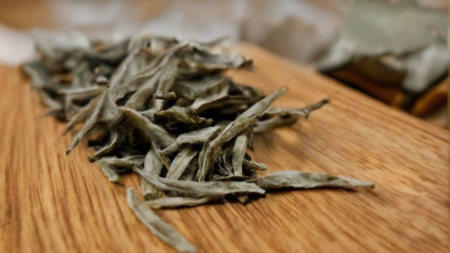 精选绿茶中的珠茶与眉茶，品味优雅的茶叶之选